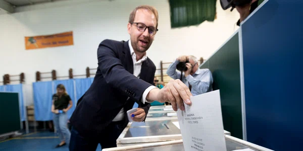 Dominic Fritz votează la Timișoara. FOTO Inquam Photos / Virgil Simonescu