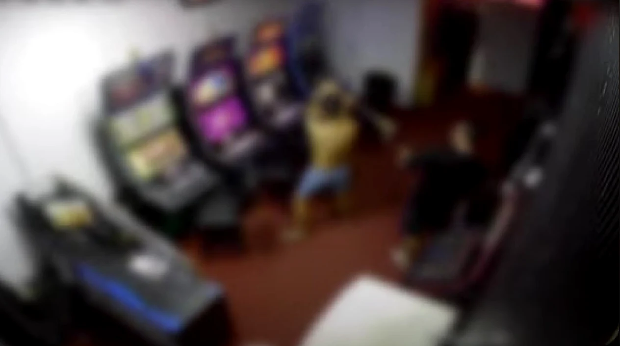 Un bărbat a distrus aparatele de jocuri cu toporul după ce a pierdut banii FOTO: Captură video