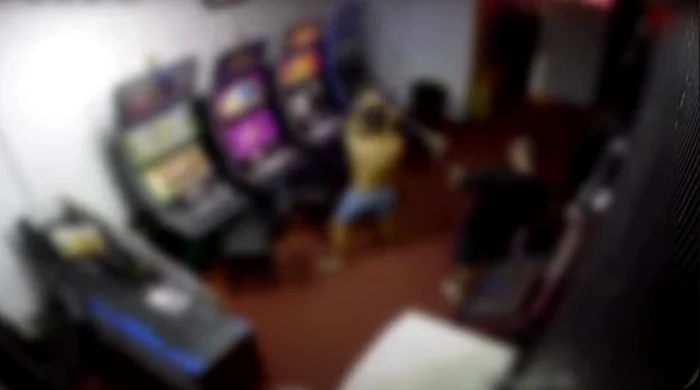 Un bărbat a distrus aparatele de jocuri cu toporul după ce a pierdut banii FOTO: Captură video