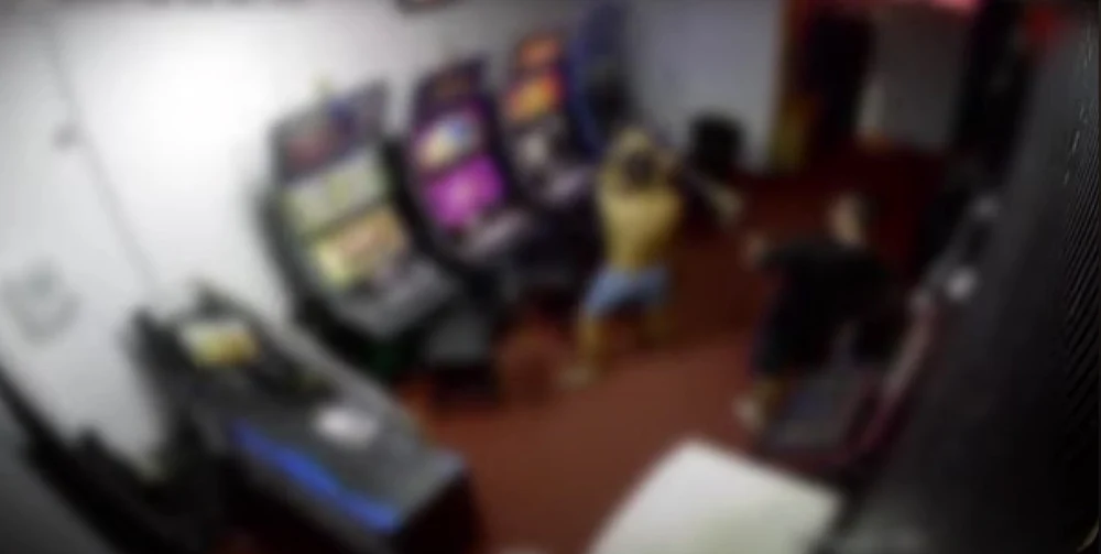 Scene șocante într-o sală de jocuri din Craiova: aparatele, făcute praf de un jucător furios