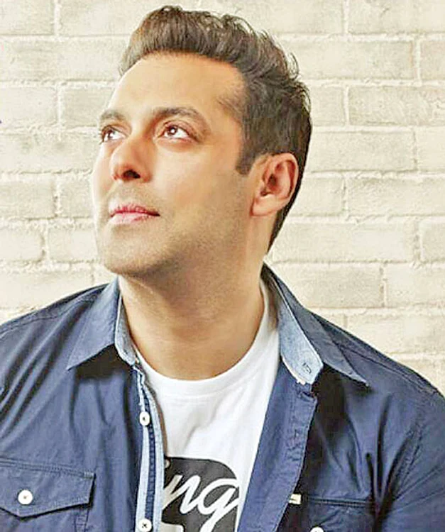 După plecarea Iuliei  Vântur din India, lui Salman  Khan au început să-i dea  târcoale fostele iubite