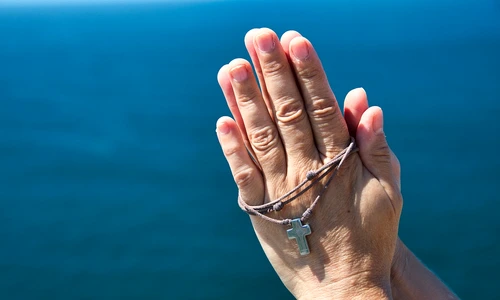 Nativii cei mai religiosi  Sursa foto Pixabay praying hands 6564948 1280 jpg