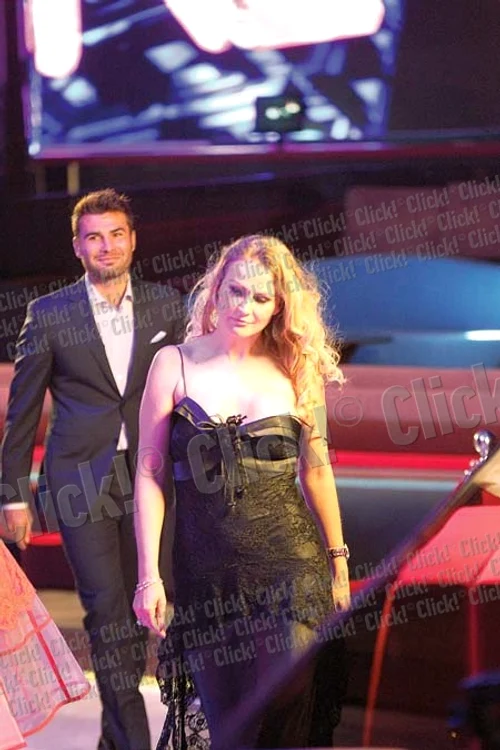 Adi Mutu şi Cosmina au jucat rolul unui cuplu venit în club, la distracţie (Foto: Mihai Ionescu)