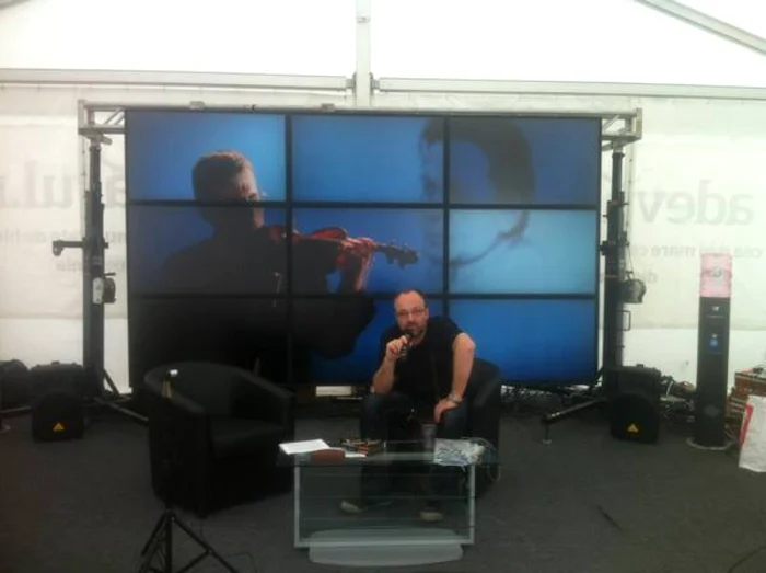 Jurnalistul Cezar Paul-Bădescu este moderatorul emsiiunilor transmise live din Piaţa Festivalului FOTO: David Muntean