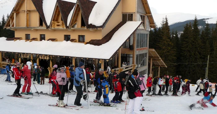 Turişti din toată Oltenia, dar nu numai, au venit la Rânca să se bucure de zăpadă