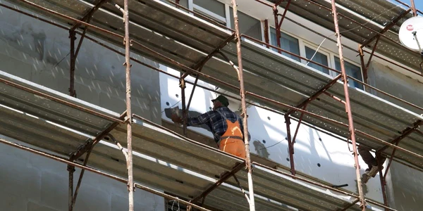 Mai multe blocuri din Plopeni vor arăta ca nou-nouţe după reabilitare