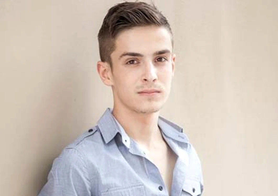 
    Andrei Leonte ajută victimele rănite în urma incendiului din clubul Colectiv foto: devoratormonden.ro  