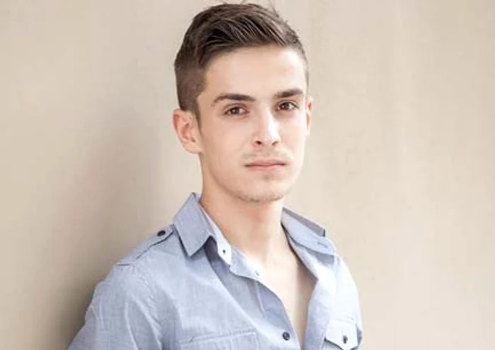 Andrei Leonte ajută victimele rănite în urma incendiului din clubul Colectiv foto: devoratormonden.ro