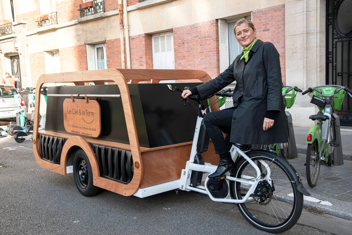 Isabelle Plumereau cu bicicleta dric prin Paris. FOTO: Profimedia