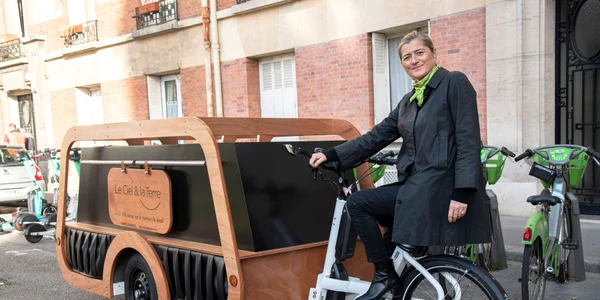  Isabelle Plumereau cu bicicleta dric prin Paris FOTO Profimedia