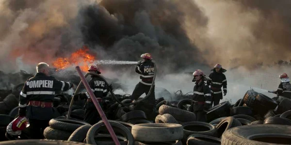 Incendiu la depozitul de anvelope de pe Varianta Constanţei