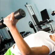 shutterstock 13940806 femeie sala fitness haltere gantere sport jpeg