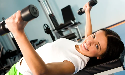 shutterstock 13940806 femeie sala fitness haltere gantere sport jpeg