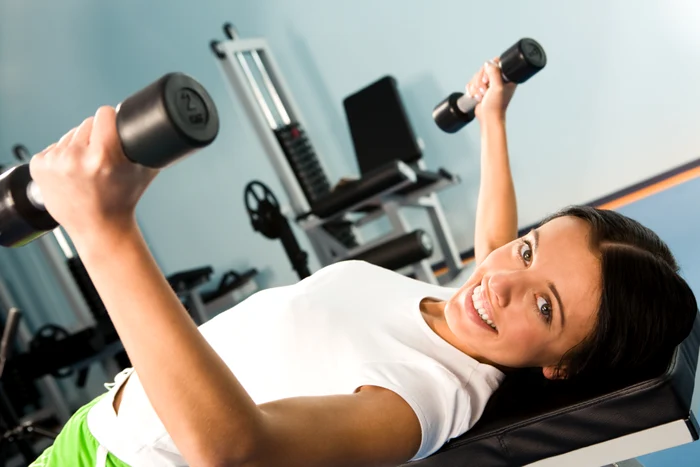 Durerea apare dacă te antrenezi într-un unghi greşit. Acest lucru e puţin probabil să se întâmple la aparate, care au unghiuri precis calculate.