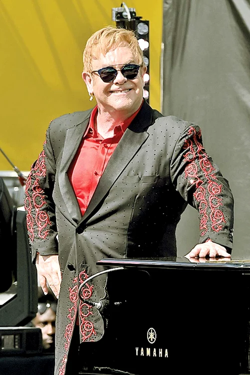 Elton John nu ratează nici un prilej să facă paradă cu ramele lui unicat