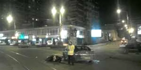 Motoscuterul a fost lovit în mijlocul intersecţiei din Valea Vlăicii