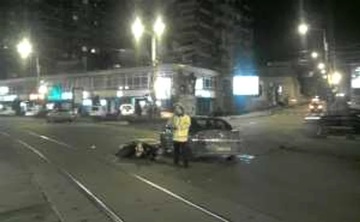 Motoscuterul a fost lovit în mijlocul intersecţiei din Valea Vlăicii