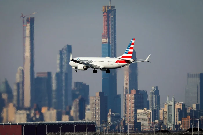 O aeronavaă Boeing 737 MAX 8 a American Airlines, aterizând la New York, pe Aeroportul La Gaurdia, pe 11 martie 2019. Foto Getty Images