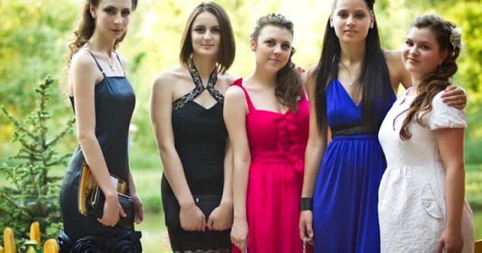 Majoritatea fetelor și-au cusut propriile modele de rochii