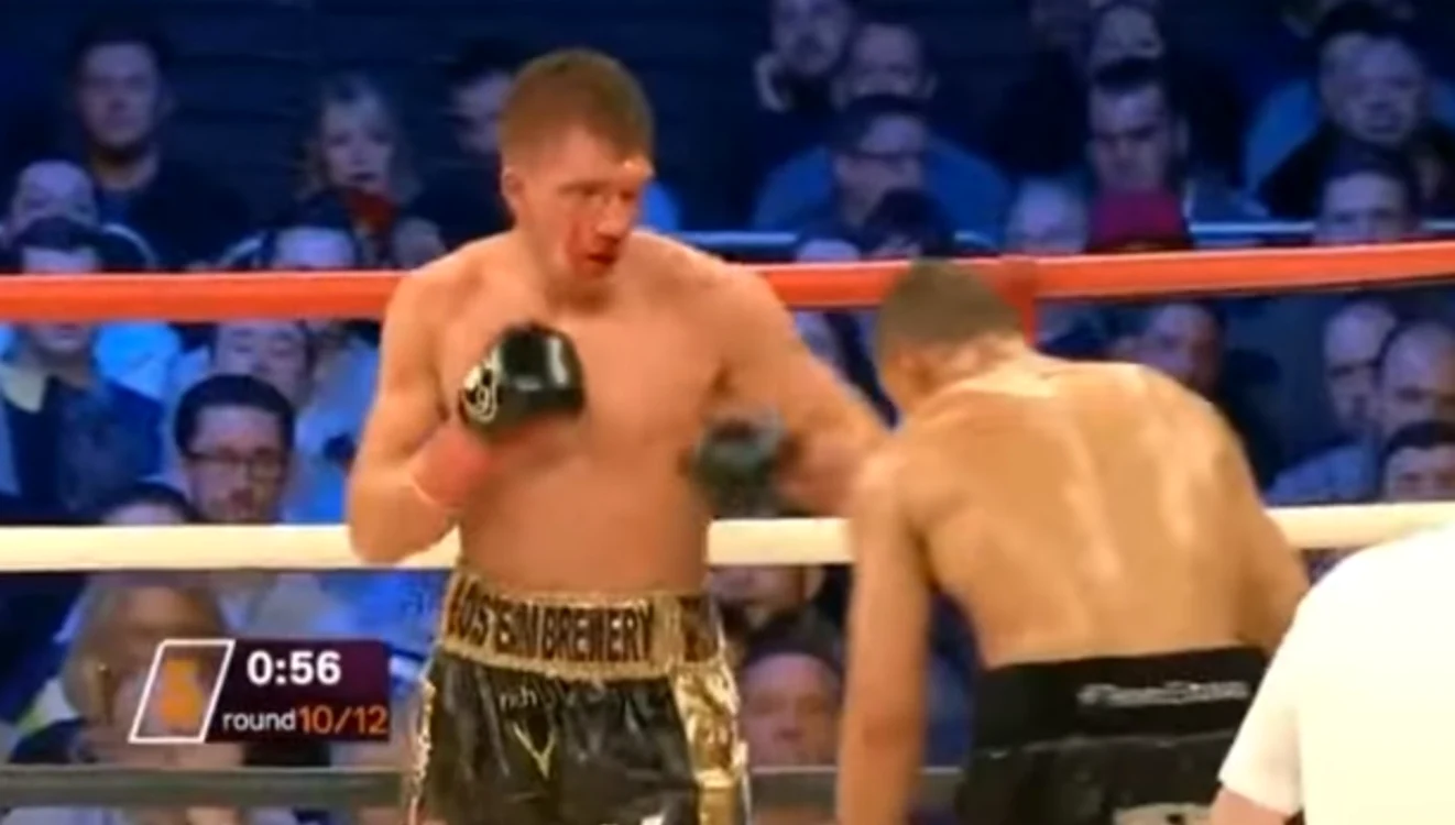 
    Blackwell a ţinut mult prea mult să nu-şi piardă centura, dar e foarte aproape să-şi piardă viaţa. Arbitrul e însă primul vinovat că n-a sesizat starea boxerului şi n-a oprit meciul la timpFoto Click!  