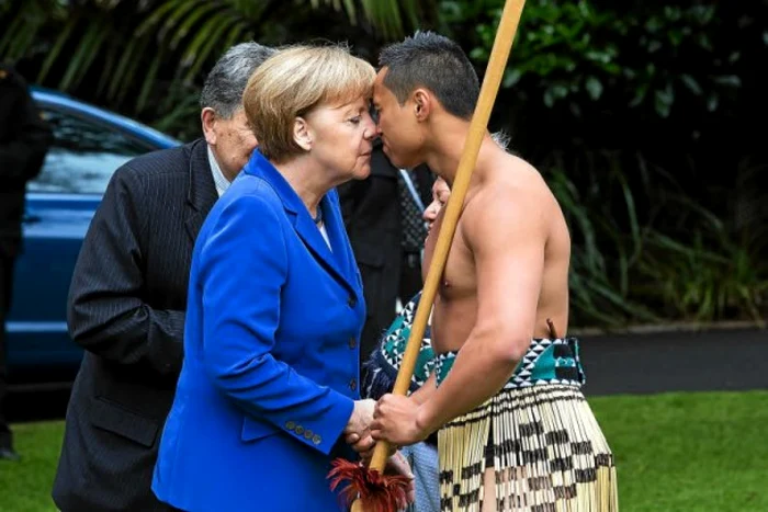 Angela Merkel salută un membru al tribului Maori