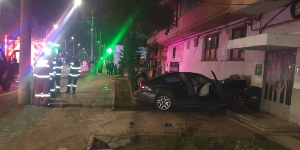 Două persoane au fost rănite după ce şoferul a pierdut controlul şi maşina a lovit un bloc de locuinţe din Suceava