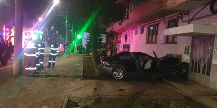 Şoferul a pierdut controlul şi maşina s-a izbit de peretele blocului. FOTO: ISU Suceava