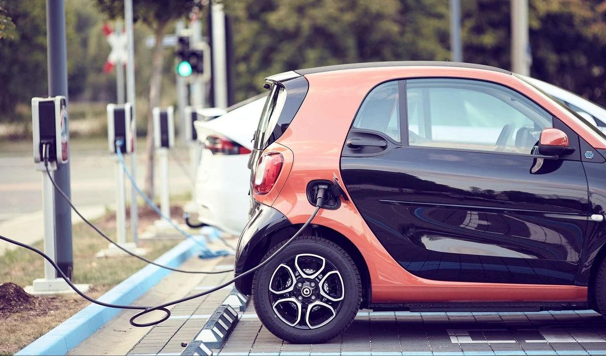 Rețeaua stațiilor de alimentare a mașinilor electrice va ajunge la peste 100 de puncte în 2020
