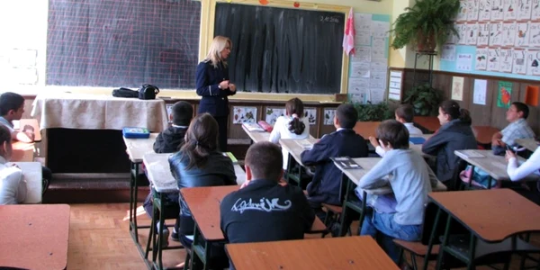 Poliţişti şi elevi