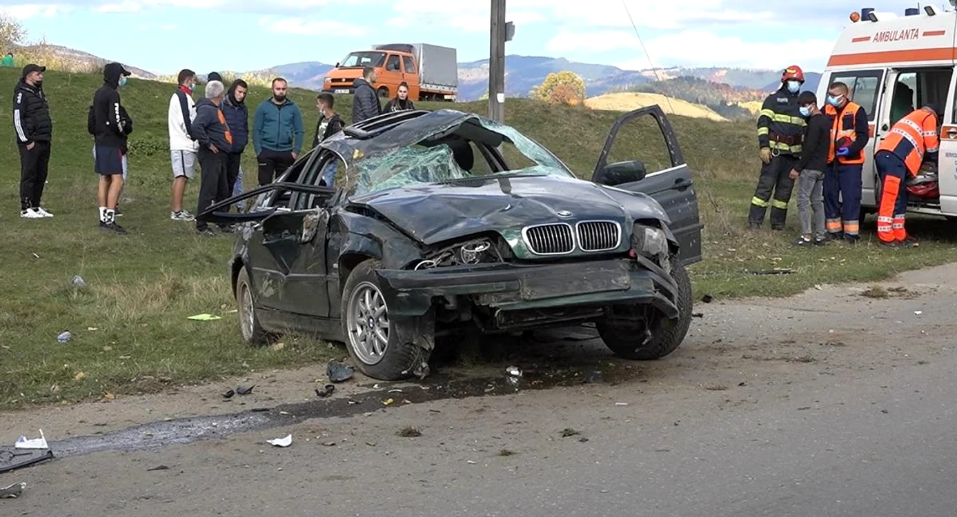 
    Unul dintre cei patru tineri aflați în BMW a murit pe locFoto: IPJ Argeș  