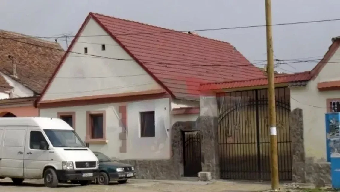 Casa în care a copilărit Klaus Iohannis / foto: captură video Digi24