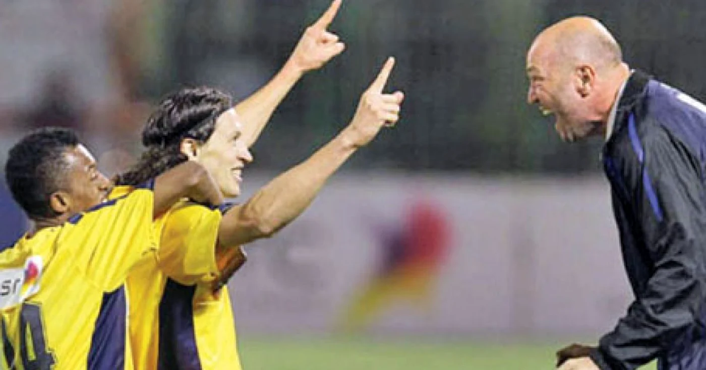 Zenga (dreapta) sărbătoreşte un nou gol al lui Ovidiu Petre