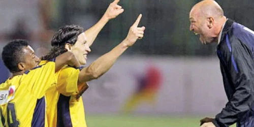 Zenga (dreapta) sărbătoreşte un nou gol al lui Ovidiu Petre
