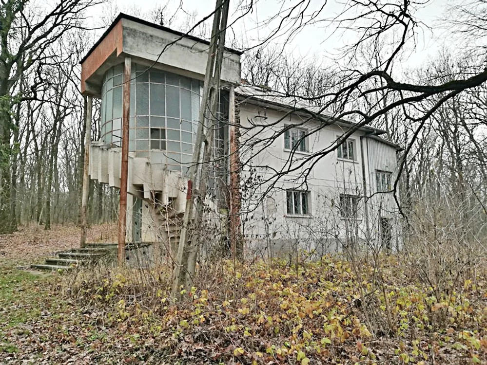 Cabana secretă  a ajuns o ruină 