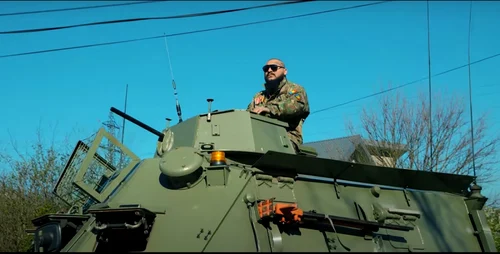 Imagini din timpul filmărilor de la Vâlcea pentru videoclipul manelistului Dani Mocanu Foto captură video You Tube