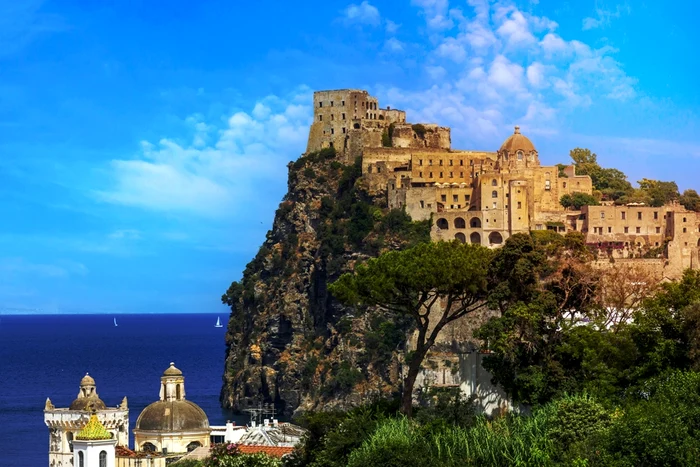 Insula Ischia se află în topul celor mai subevaluate locuri din Italia. Foto: Shutterstock