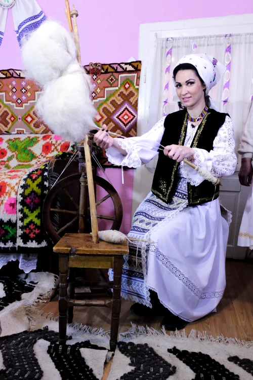 La „Nunţi de Poveste”, Nicoleta Luciu îmbracă portul popular