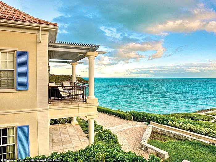 Vila e situată pe malul mării