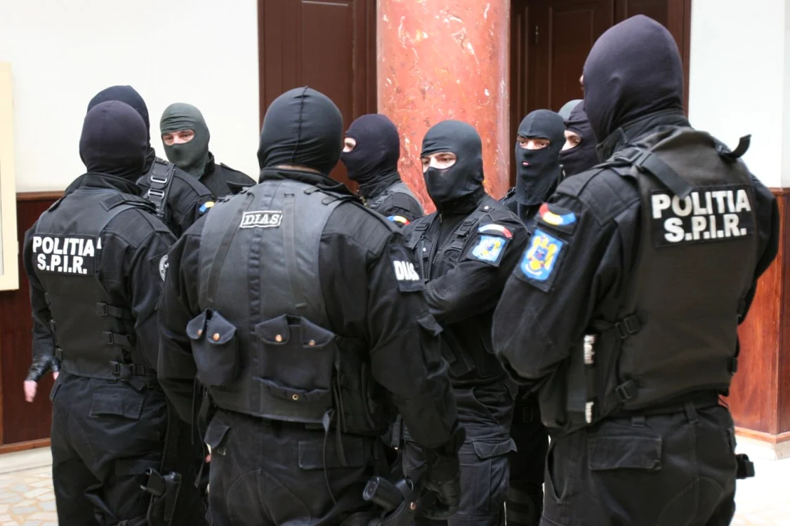 
    Percheziţiile vizează o reţea de proxeneţi şi pedofilifoto: Click!  