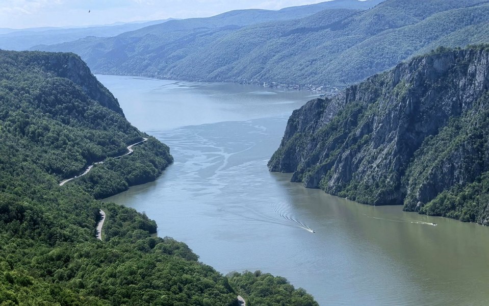 Șoselele de vis spre marile lacuri din România: Clisura Dunării, Transalpina, Cheile Bicazului   
