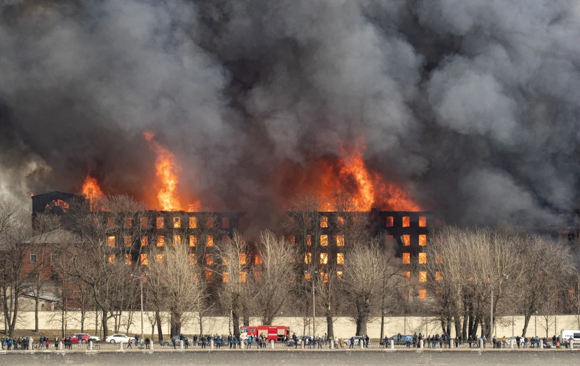 Incendiu la fabrica Nevskaya din Sankt Petersburg. Foto EPA-EFE