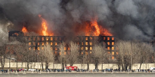 Incendiu la fabrica Nevskaya din Sankt Petersburg. Foto EPA-EFE