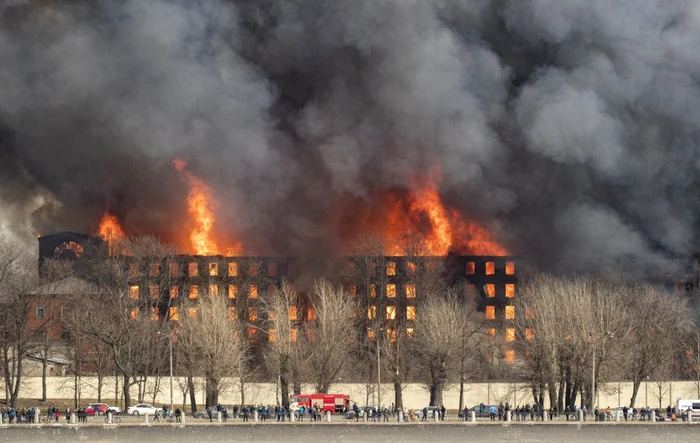 Incendiu la fabrica Nevskaya din Sankt Petersburg. Foto EPA-EFE