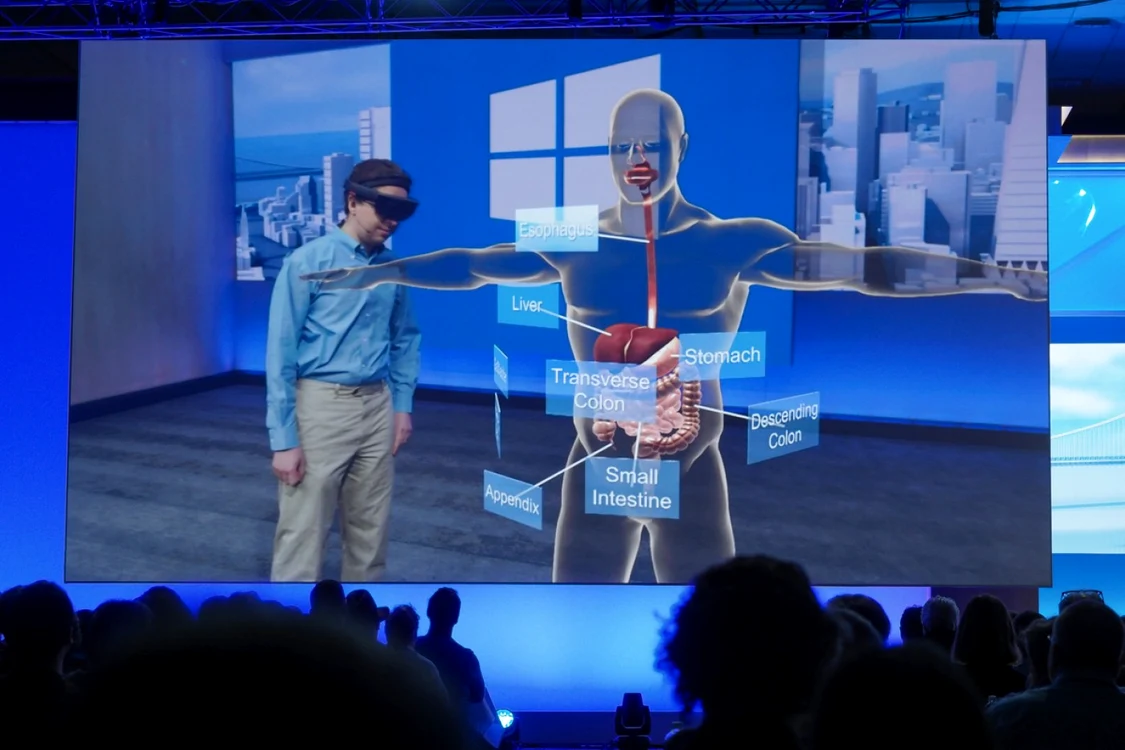 Microsoft mai investeşte şi în HoloLens. FOTO Adevărul