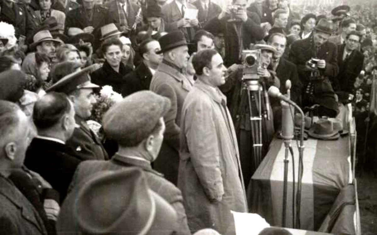 Miting comunist de înfierare a „duşmanilor poporului”,în 1946 FOTO Colecţia „VA Urechia” Galaţi