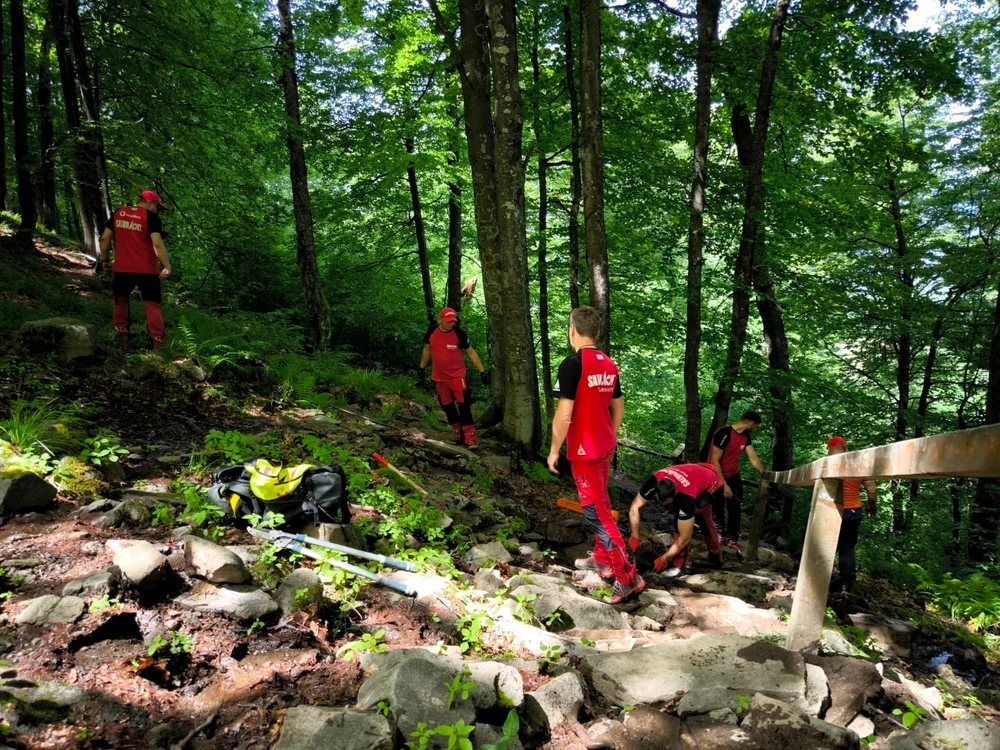 Salvamontiştii maramureşeni au salvat trei ucraineni rătăciţi pe munte. FOTO: Facebook/Salvamont