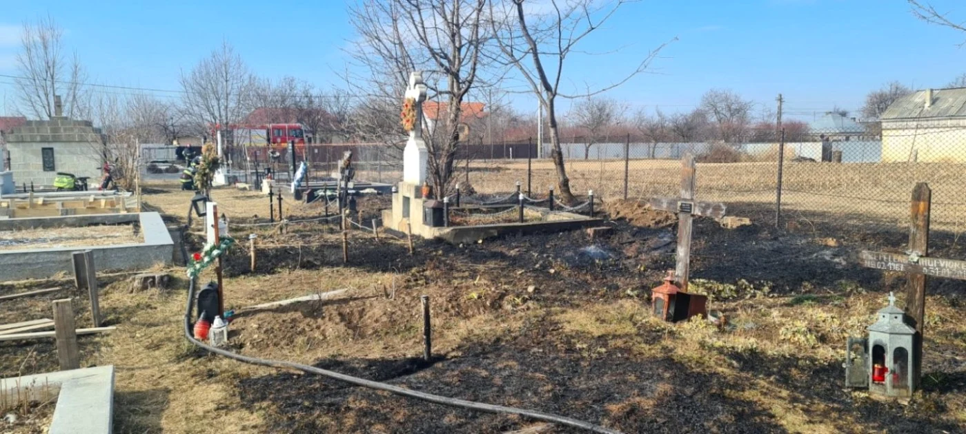 Mormintele din cimitirul comunei Dumbrava Roşie aufost afectate de flăcări FOTO ISU Neamţ
