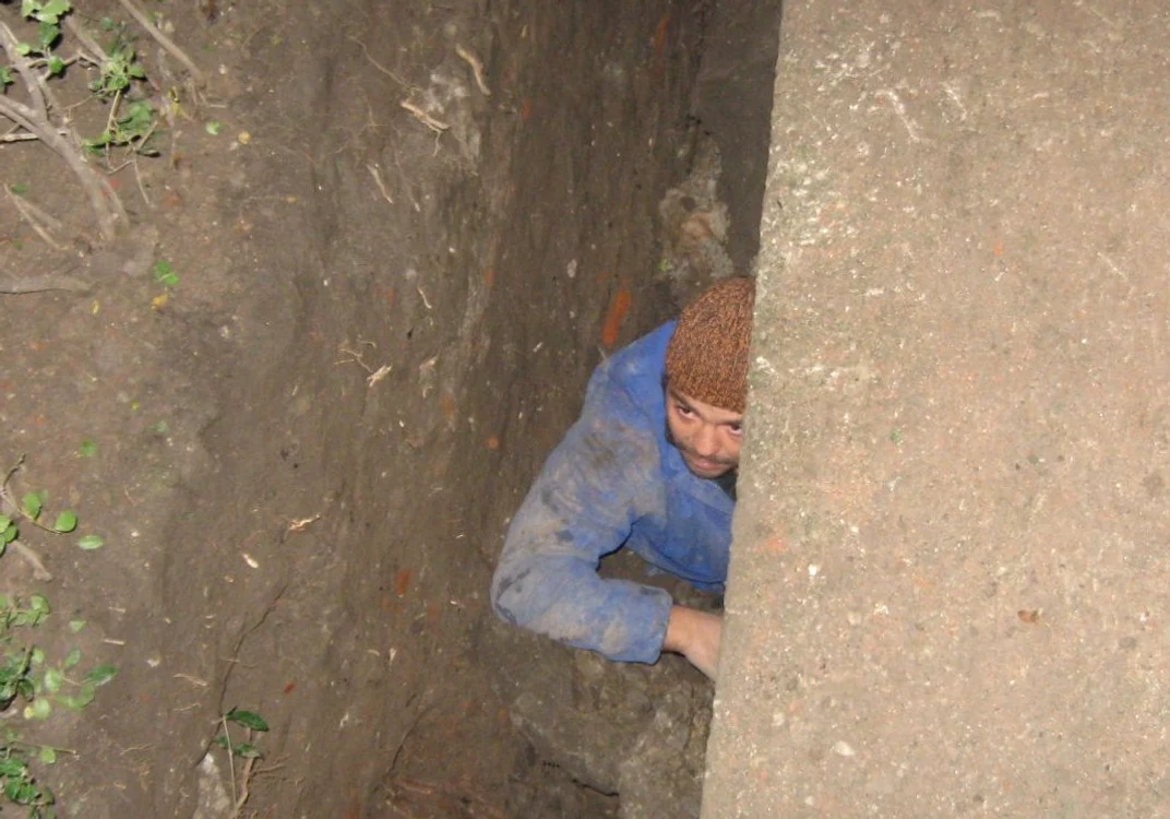 Tânărul a fost prins între pământ şi o placă de ciment