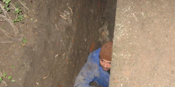Tânărul a fost prins între pământ şi o placă de ciment
