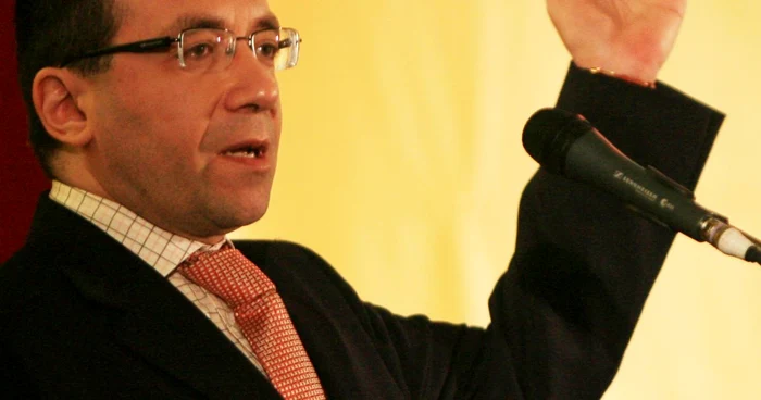 Liberalul Mihai Voicu a anunţat lista cu oamenii care fac parte din comisia USL pentru elaborarea programului de guvernare FOTO: Mediafax